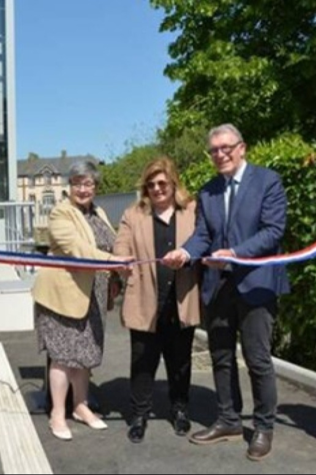 De gauche à droite : Mme CREUZET, Directrice du CHNM, Mme le Dr MOURTZOUCHOU, Cheffe du pôle santé mentale, M. Jean-Pierre LE SCORNET, Président du conseil de surveillance du CHNM.